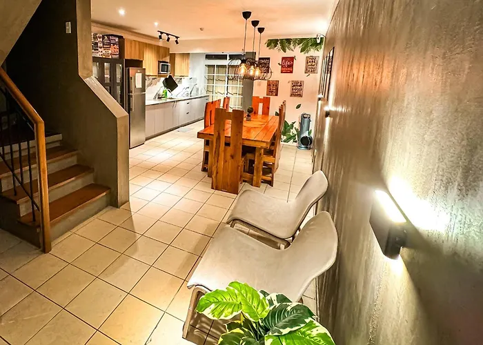 Holiday home 4 Bedroom With Garage Up To 12 Guests - Near Airport Walking Distance To Stores And Restaurants Manila