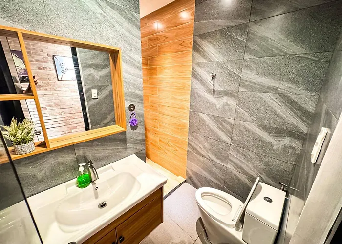 4 Bedroom With Garage Up To 12 Guests - Near Airport Walking Distance To Stores And Restaurants *