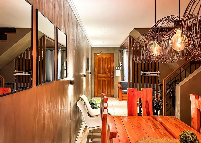 Holiday home 4 Bedroom With Garage Up To 12 Guests - Near Airport Walking Distance To Stores And Restaurants