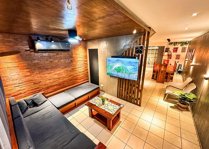 Holiday home 4 Bedroom With Garage Up To 12 Guests - Near Airport Walking Distance To Stores And Restaurants Manila