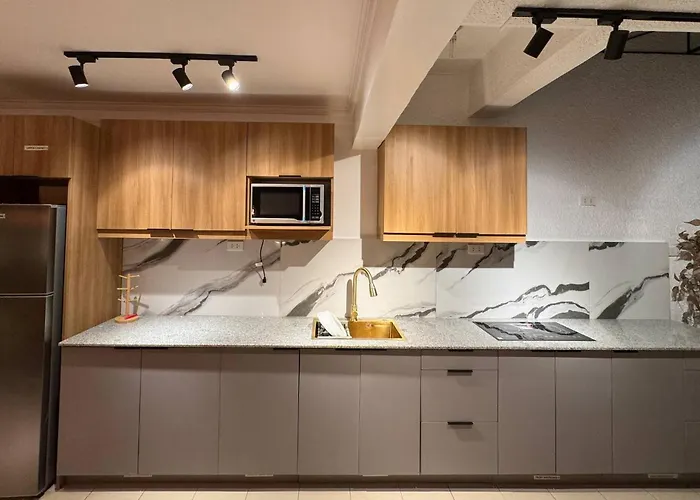 4 Bedroom With Garage Up To 12 Guests - Near Airport Walking Distance To Stores And Restaurants *